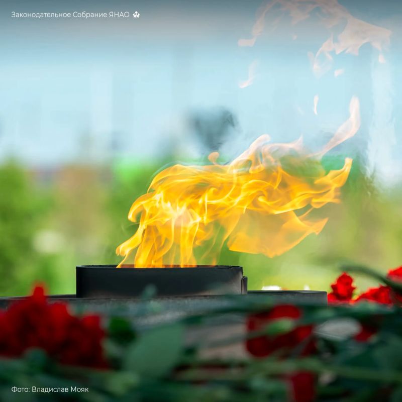 Сегодня в Салехарде прошла торжественная церемония: частицу Вечного огня перенесли в Парк Победы и соединили с огнём Пантеона Сегодня в Салехарде прошла торжественная церемония: частицу Вечного огня перенесли в Парк Победы и соединили с огнём Пантеона