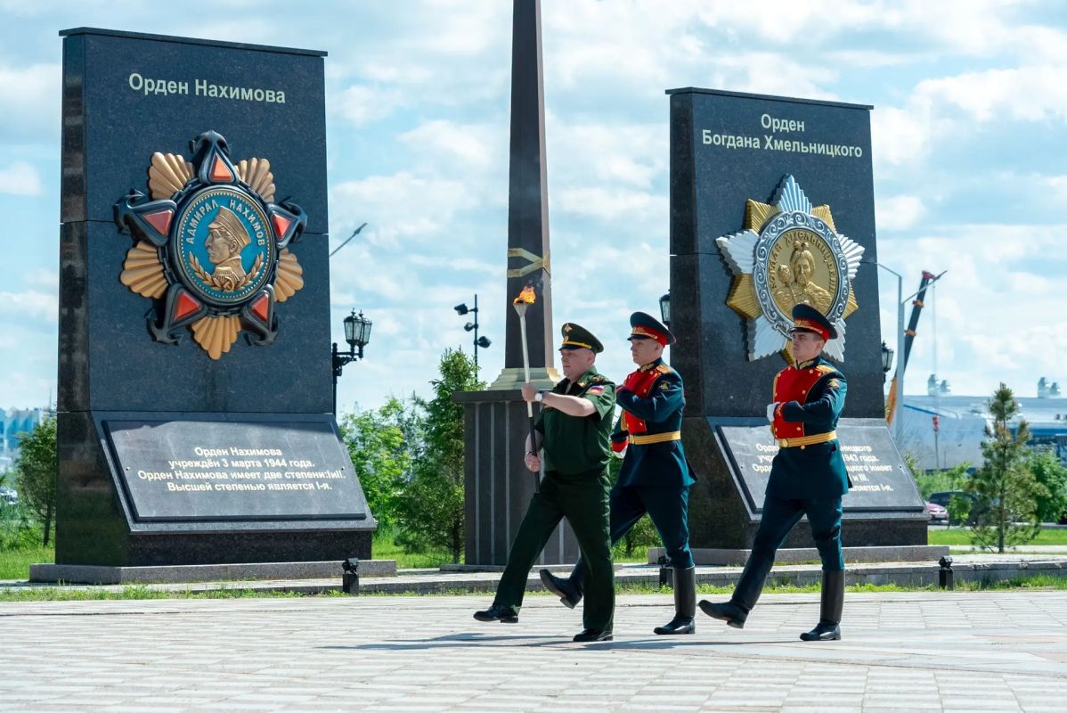 Со знамённой группой и почётным караулом Со знамённой группой и почётным караулом