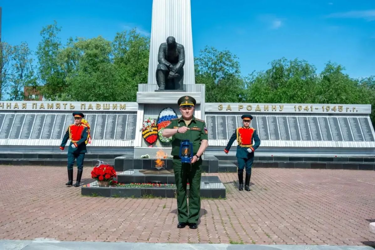 Алексей Титовский: Дорогие земляки! Сегодня вместе с военным комиссаром Александром Евсеевым, ветеранами и общественными деятелями мы сделали важный и символичный шаг — частица Вечного огня была временно перенесена в Парк... Алексей Титовский: Дорогие земляки! Сегодня вместе с военным комиссаром Александром Евсеевым, ветеранами и общественными деятелями мы сделали важный и символичный шаг — частица Вечного огня была временно перенесена в Парк...