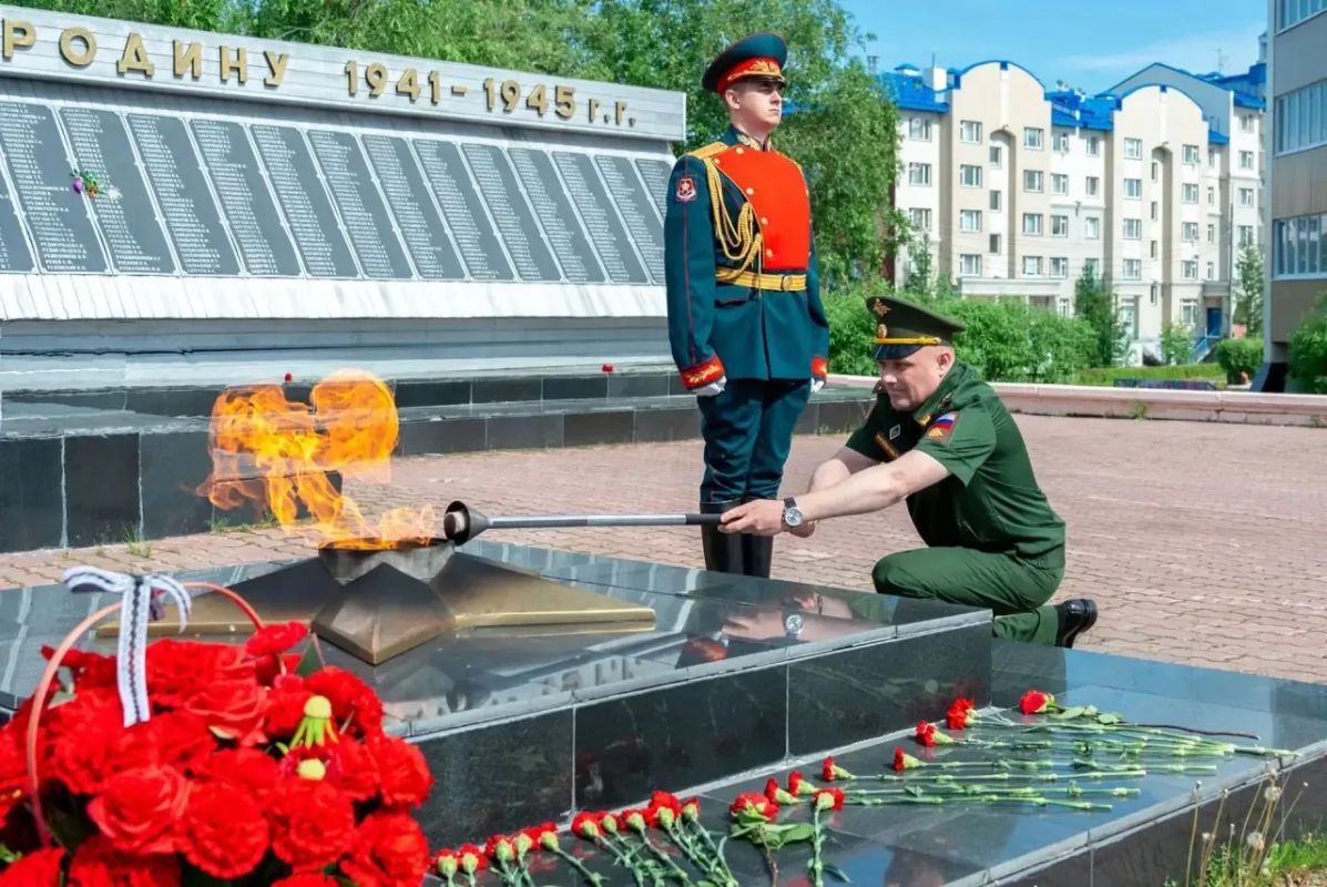 Алексей Титовский: Дорогие земляки! Сегодня вместе с военным комиссаром Александром Евсеевым, ветеранами и общественными деятелями мы сделали важный и символичный шаг — частица Вечного огня была временно перенесена в Парк...