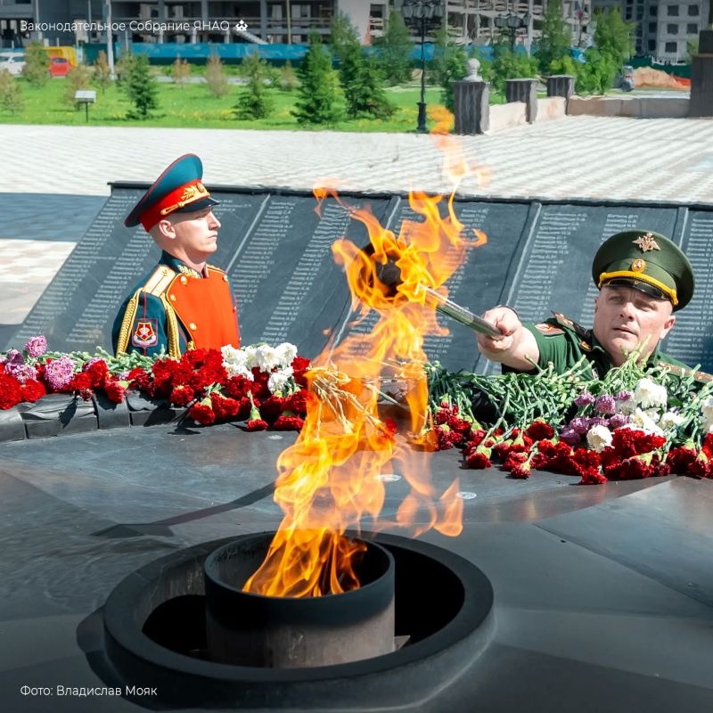 Сегодня в Салехарде прошла торжественная церемония: частицу Вечного огня перенесли в Парк Победы и соединили с огнём Пантеона Сегодня в Салехарде прошла торжественная церемония: частицу Вечного огня перенесли в Парк Победы и соединили с огнём Пантеона