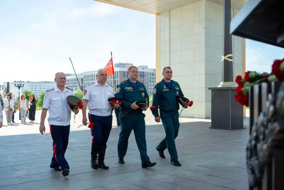 Алексей Титовский: Дорогие земляки! Сегодня вместе с военным комиссаром Александром Евсеевым, ветеранами и общественными деятелями мы сделали важный и символичный шаг — частица Вечного огня была временно перенесена в Парк... Алексей Титовский: Дорогие земляки! Сегодня вместе с военным комиссаром Александром Евсеевым, ветеранами и общественными деятелями мы сделали важный и символичный шаг — частица Вечного огня была временно перенесена в Парк...