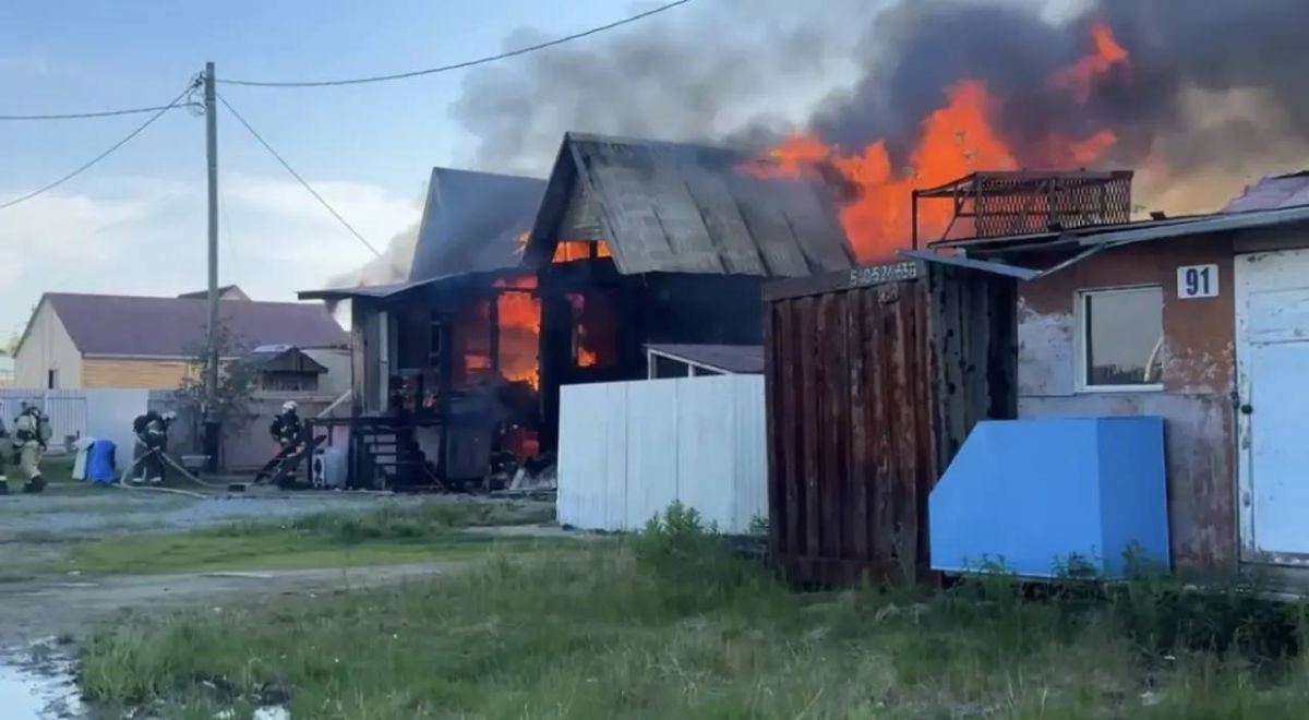 В Салехарде загорелся частный дом на Полевой