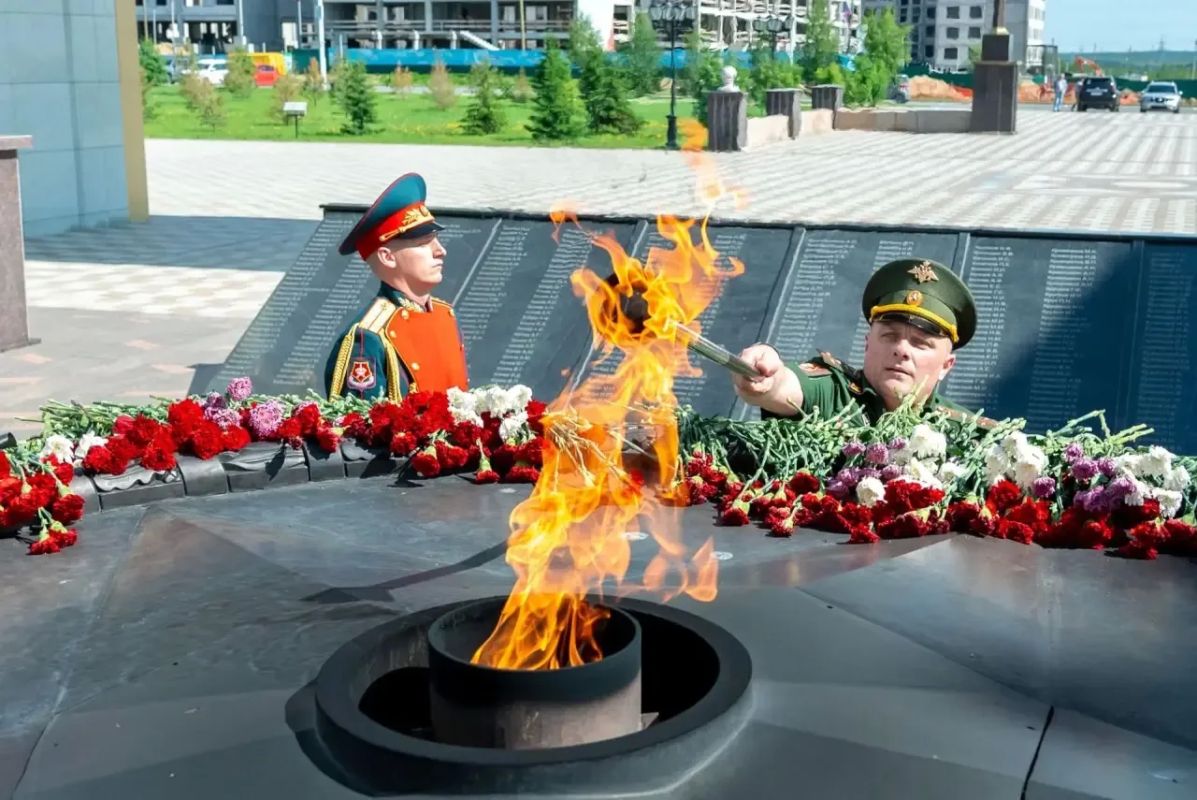 Алексей Титовский: Дорогие земляки! Сегодня вместе с военным комиссаром Александром Евсеевым, ветеранами и общественными деятелями мы сделали важный и символичный шаг — частица Вечного огня была временно перенесена в Парк... Алексей Титовский: Дорогие земляки! Сегодня вместе с военным комиссаром Александром Евсеевым, ветеранами и общественными деятелями мы сделали важный и символичный шаг — частица Вечного огня была временно перенесена в Парк...