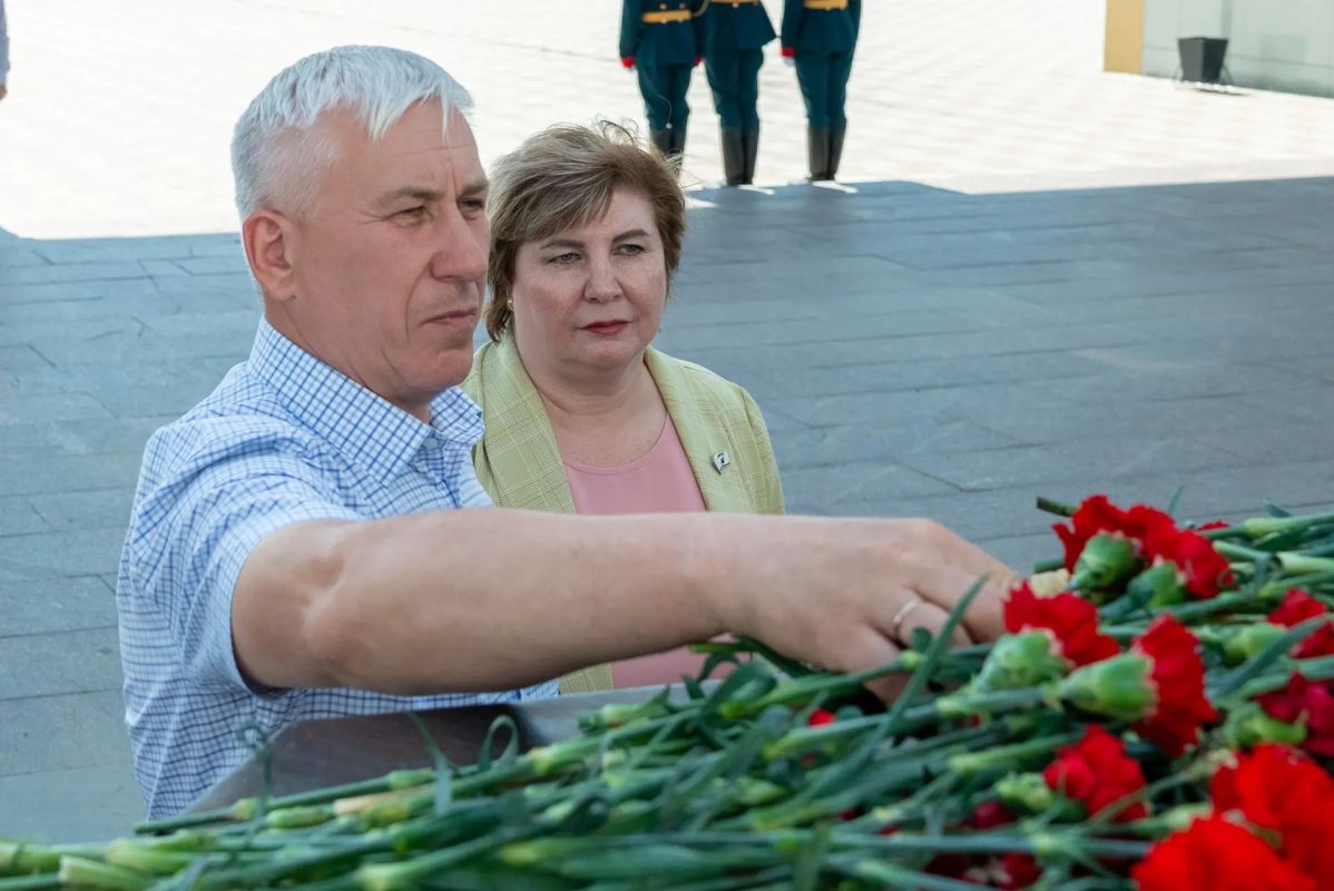 Со знамённой группой и почётным караулом Со знамённой группой и почётным караулом