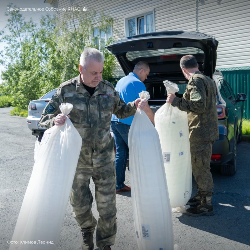 Депутат Иван Сакал посетил добровольческий центр «ДОМдляСВОих» в Аксарке и передал активистам партию материалов и основ для плетения маскировочных сетей для военнослужащих Депутат Иван Сакал посетил добровольческий центр «ДОМдляСВОих» в Аксарке и передал активистам партию материалов и основ для плетения маскировочных сетей для военнослужащих