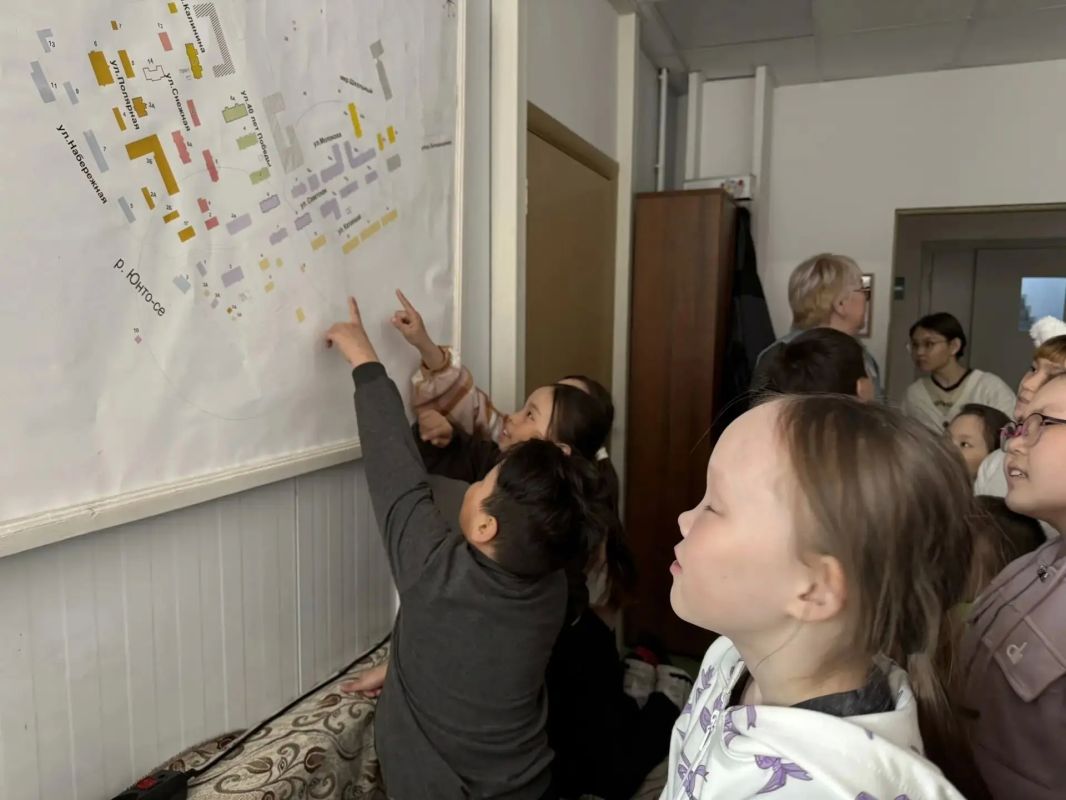 Инструктор по противопожарной профилактике пожарной части села Гыда Влада Касаткина провела увлекательную экскурсию по пожарному депо для детей из детского оздоровительного лагеря «Единство народа — сильная Россия» Инструктор по противопожарной профилактике пожарной части села Гыда Влада Касаткина провела увлекательную экскурсию по пожарному депо для детей из детского оздоровительного лагеря «Единство народа — сильная Россия»