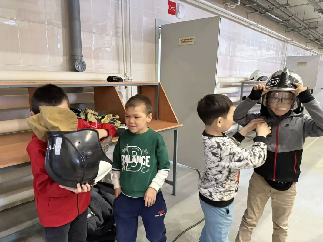 Инструктор по противопожарной профилактике пожарной части села Гыда Влада Касаткина провела увлекательную экскурсию по пожарному депо для детей из детского оздоровительного лагеря «Единство народа — сильная Россия» Инструктор по противопожарной профилактике пожарной части села Гыда Влада Касаткина провела увлекательную экскурсию по пожарному депо для детей из детского оздоровительного лагеря «Единство народа — сильная Россия»
