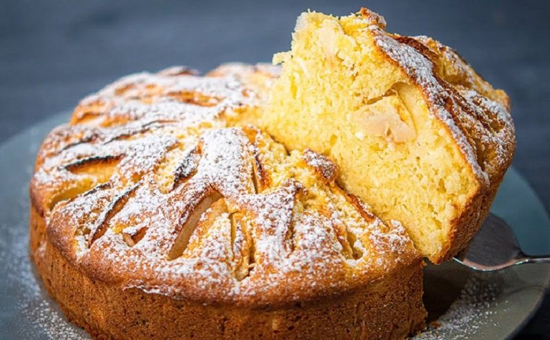 Неожиданное сочетание: творожная шарлотка с яблоками, которая покорит всех