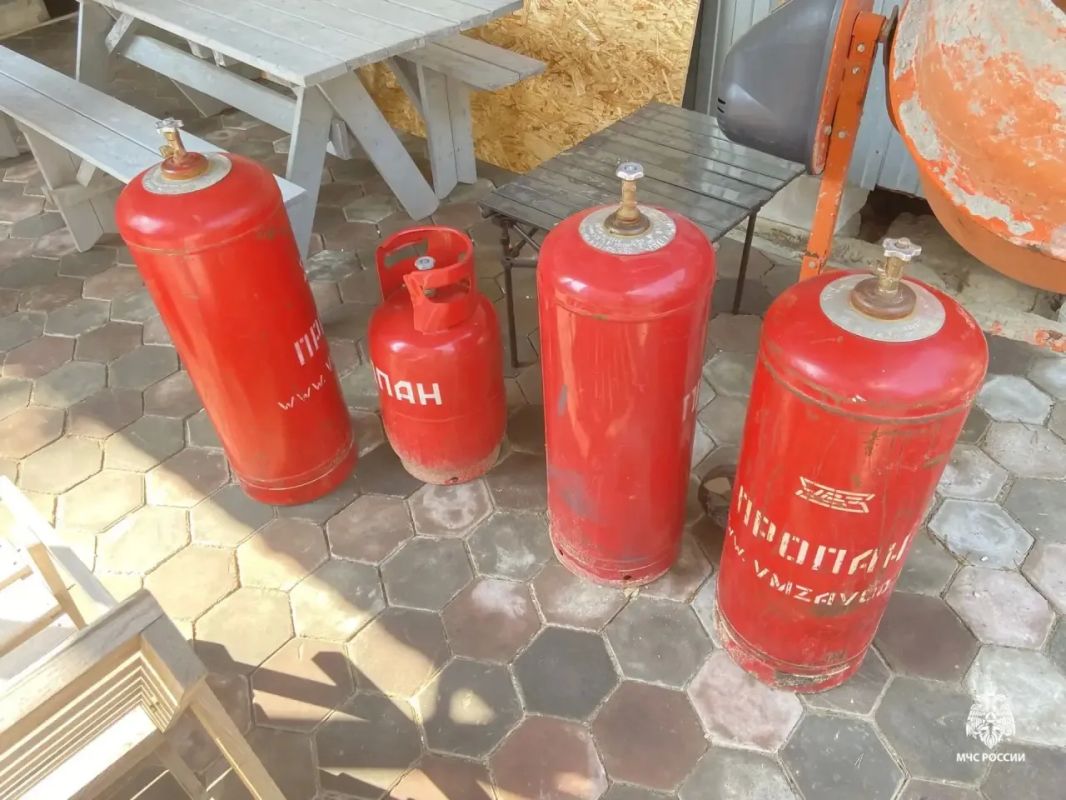 Сегодня в городе Губкинский произошёл пожар в двухэтажном жилом доме, расположенном в СНТ «Надежда», 7я линия Сегодня в городе Губкинский произошёл пожар в двухэтажном жилом доме, расположенном в СНТ «Надежда», 7я линия