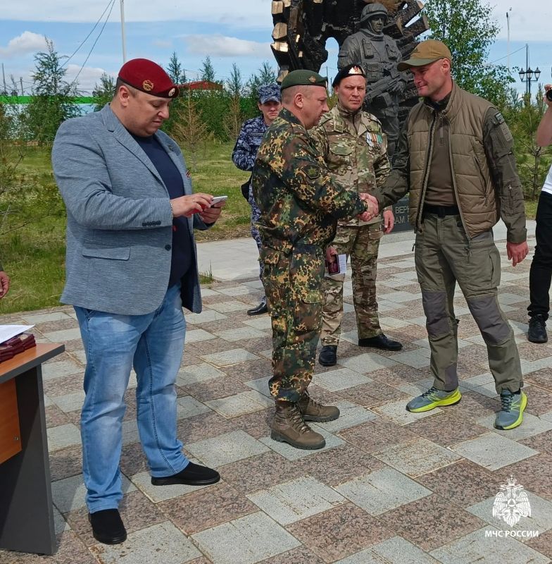 Сегодня начальнику отделения Управления материально-технического обеспечения Главного управления МЧС России по ЯНАО, старшему лейтенанту внутренней службы Дмитрию Карзанову была вручена общественная награда - Ветеран боевых... Сегодня начальнику отделения Управления материально-технического обеспечения Главного управления МЧС России по ЯНАО, старшему лейтенанту внутренней службы Дмитрию Карзанову была вручена общественная награда - Ветеран боевых...