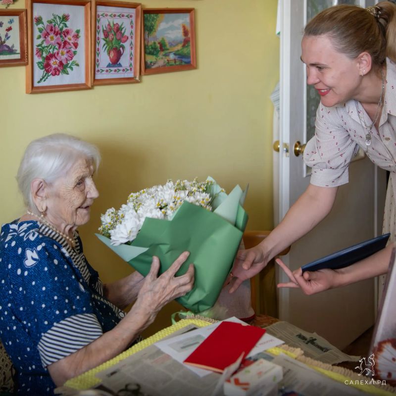 С 98-летием труженицу тыла Наталью Прохоровну Падалкину поздравили заместитель главы города Мария Заболотникова и председатель Совета ветеранов Валентина Тверетина С 98-летием труженицу тыла Наталью Прохоровну Падалкину поздравили заместитель главы города Мария Заболотникова и председатель Совета ветеранов Валентина Тверетина