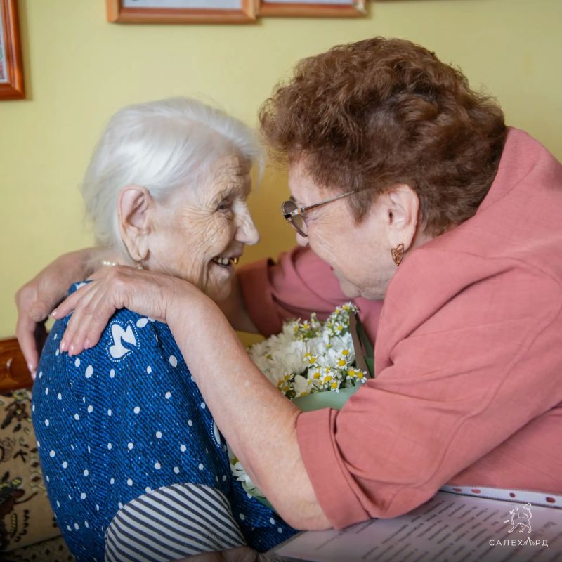 С 98-летием труженицу тыла Наталью Прохоровну Падалкину поздравили заместитель главы города Мария Заболотникова и председатель Совета ветеранов Валентина Тверетина С 98-летием труженицу тыла Наталью Прохоровну Падалкину поздравили заместитель главы города Мария Заболотникова и председатель Совета ветеранов Валентина Тверетина