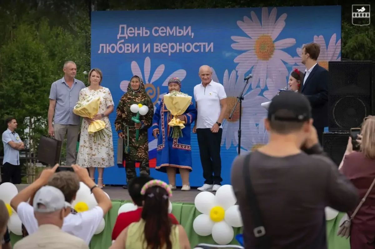 В Тарко-Сале сыграли свадьбу на сцене в День семьи, любви и верности В Тарко-Сале сыграли свадьбу на сцене в День семьи, любви и верности