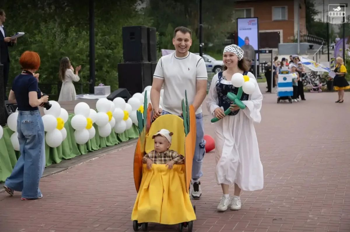 В Тарко-Сале сыграли свадьбу на сцене в День семьи, любви и верности В Тарко-Сале сыграли свадьбу на сцене в День семьи, любви и верности