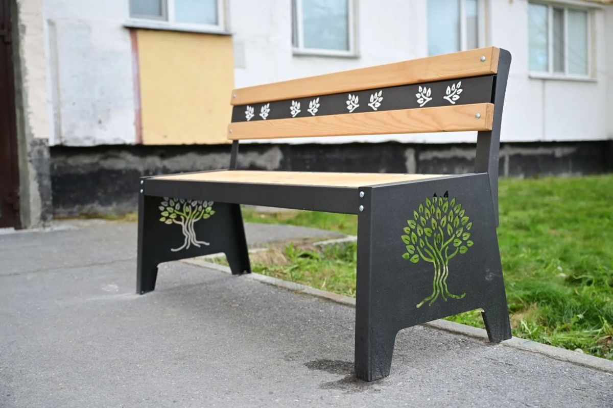 С каждым днём комфортнее!. Во время прямого эфира с главой города Антоном Колодиным жители дома 5/1 в микрорайоне Советский обратились с просьбой установить лавочку и велопарковку у одного из подъездов С каждым днём комфортнее!. Во время прямого эфира с главой города Антоном Колодиным жители дома 5/1 в микрорайоне Советский обратились с просьбой установить лавочку и велопарковку у одного из подъездов