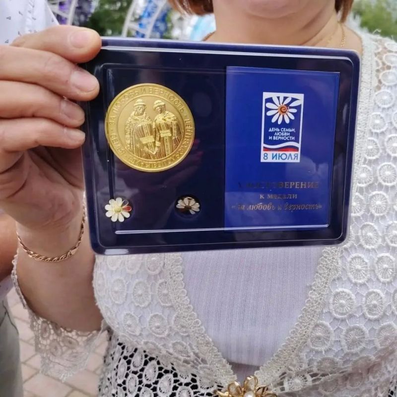 Во время празднования Дня семьи, любви и верности в Салехарде состоялось торжественное чествование супружеских пар на Алле молодоженов Во время празднования Дня семьи, любви и верности в Салехарде состоялось торжественное чествование супружеских пар на Алле молодоженов