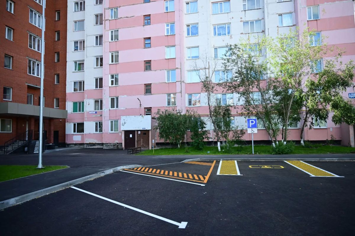 Дворы меняются на глазах. В микрорайоне Мирный в районе домов 1/1, 1/2, 1/3, 1/4 и 1/5 поэтапно проводятся работы по ремонту дворовых территорий