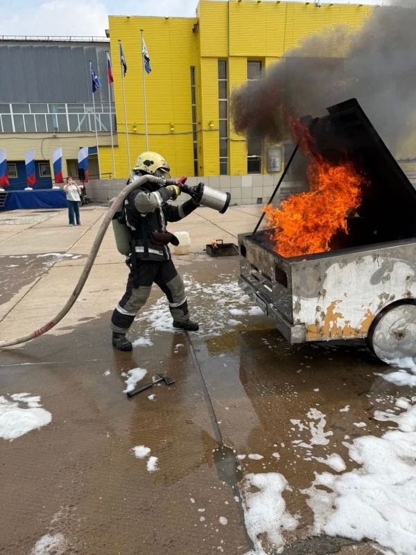 Накануне в пгт. Уренгой прошёл второй окружной этап конкурса профессионального мастерства «Лучший по профессии» на первенство противопожарной службы Ямало-Ненецкого автономного округа Накануне в пгт. Уренгой прошёл второй окружной этап конкурса профессионального мастерства «Лучший по профессии» на первенство противопожарной службы Ямало-Ненецкого автономного округа