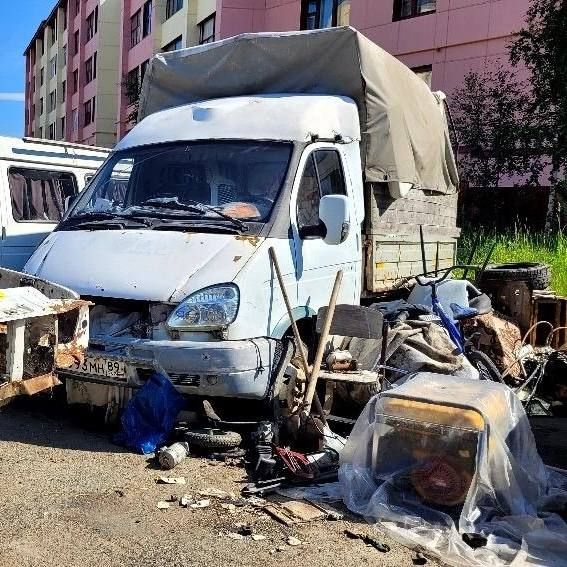 Парковку на Арктической освобождают от брошенных машин Парковку на Арктической освобождают от брошенных машин