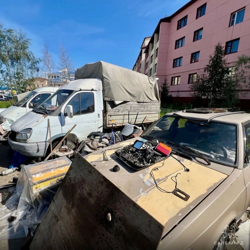 В Салехарде ликвидируют стихийную стоянку разукомплектованных автомобилей В Салехарде ликвидируют стихийную стоянку разукомплектованных автомобилей