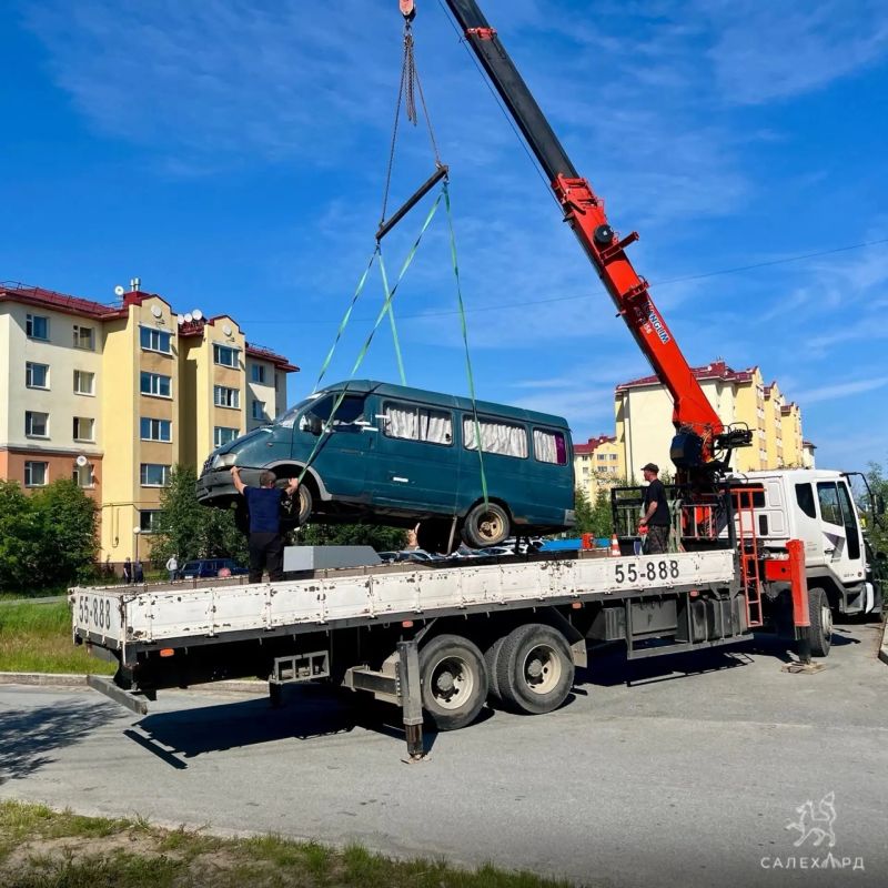 В Салехарде ликвидируют стихийную стоянку разукомплектованных автомобилей В Салехарде ликвидируют стихийную стоянку разукомплектованных автомобилей