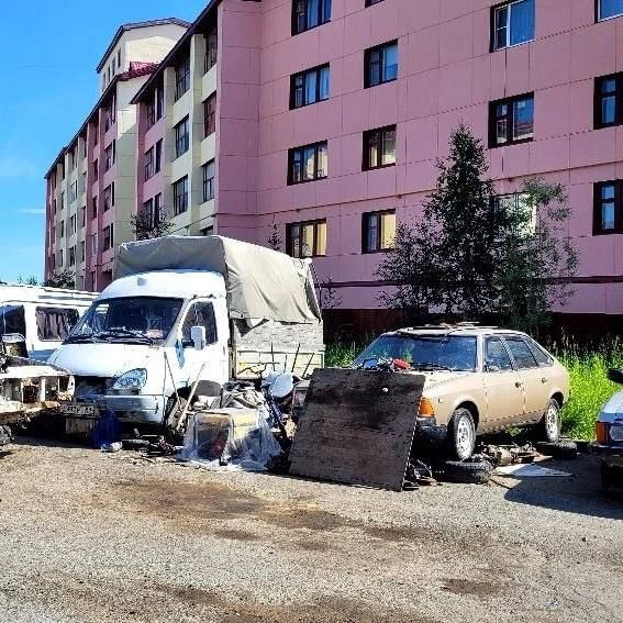 Парковку на Арктической освобождают от брошенных машин Парковку на Арктической освобождают от брошенных машин