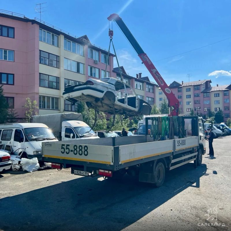 В Салехарде ликвидируют стихийную стоянку разукомплектованных автомобилей В Салехарде ликвидируют стихийную стоянку разукомплектованных автомобилей