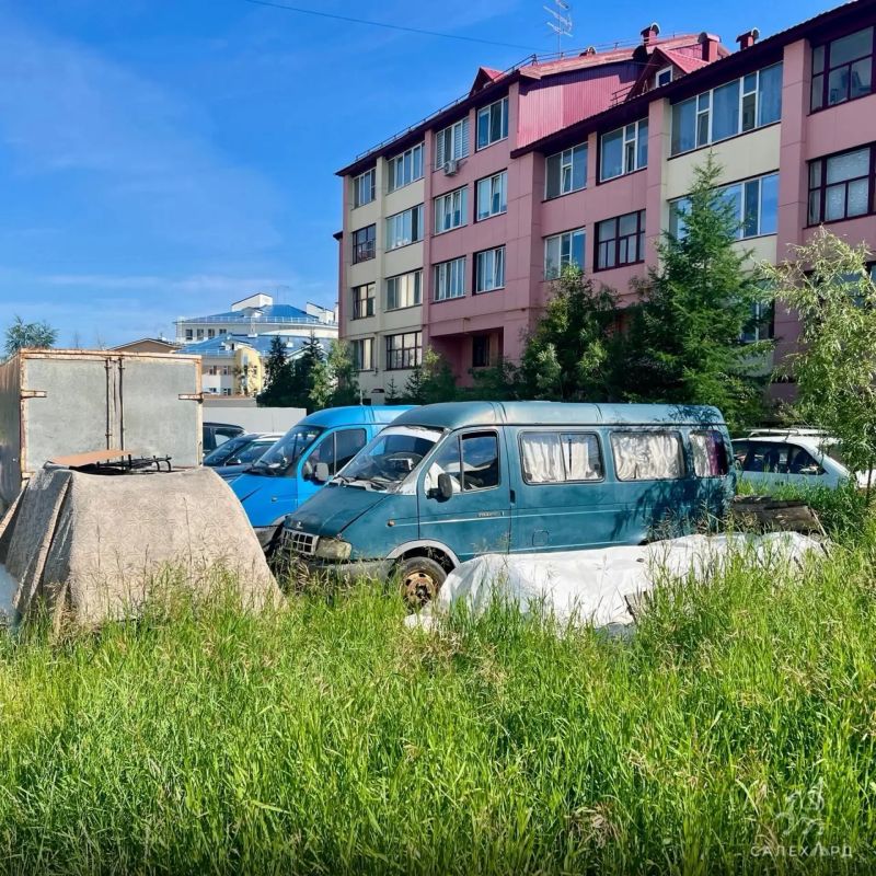В Салехарде ликвидируют стихийную стоянку разукомплектованных автомобилей В Салехарде ликвидируют стихийную стоянку разукомплектованных автомобилей
