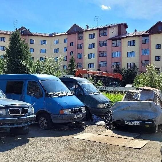 Парковку на Арктической освобождают от брошенных машин Парковку на Арктической освобождают от брошенных машин