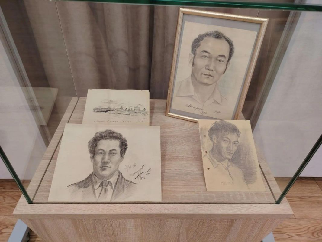 В Салехарде в библиотеке «Наследие» открылась выставка «На Обском берегу» — на ненецком языке «Саля яв варахана» В Салехарде в библиотеке «Наследие» открылась выставка «На Обском берегу» — на ненецком языке «Саля яв варахана»