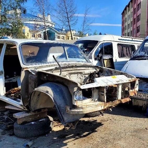 Парковку на Арктической освобождают от брошенных машин Парковку на Арктической освобождают от брошенных машин