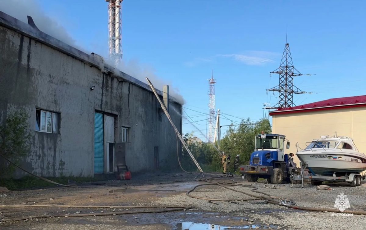 В Салехарде тушат гаражный бокс В Салехарде тушат гаражный бокс