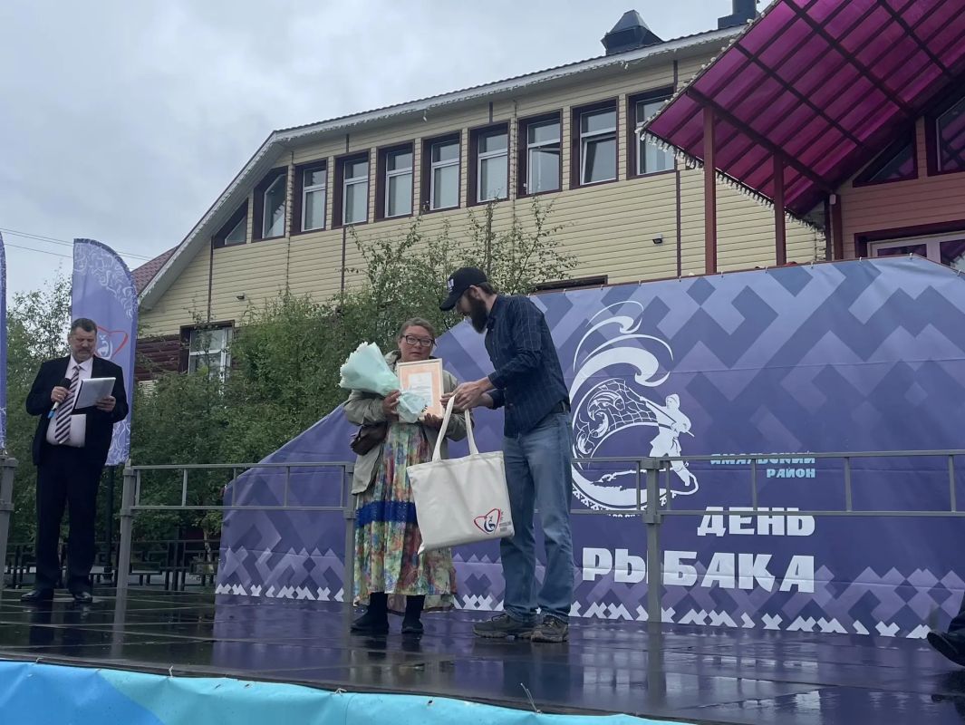 Дождь не помеха. В Салемале отметили День рыбака — по-северному душевно, по-ямальски тепло и дружно Дождь не помеха. В Салемале отметили День рыбака — по-северному душевно, по-ямальски тепло и дружно