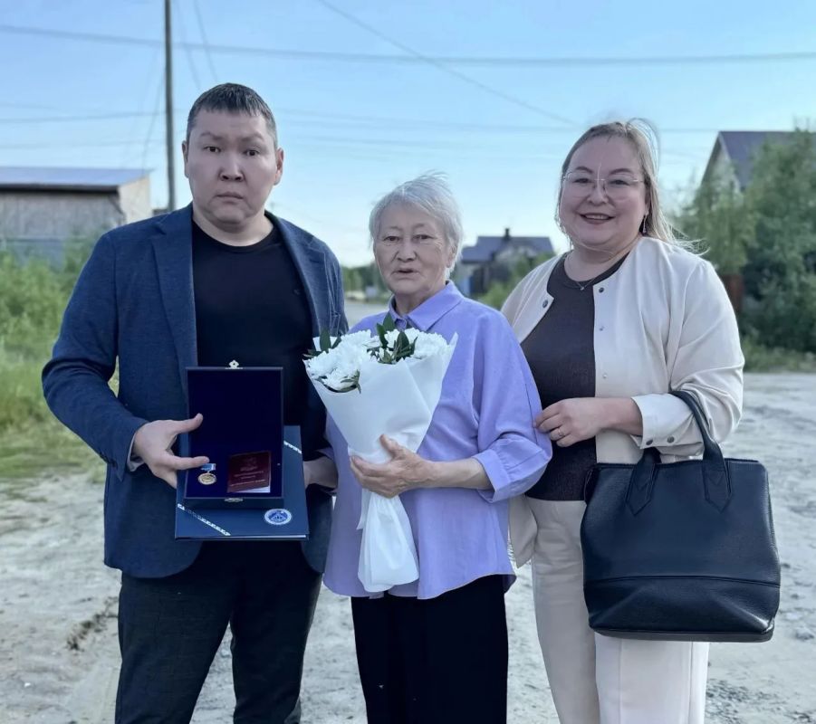 Директор департамента по делам КМНС ЯНАО Ульяна Каленюк вручила региональную награду – медаль «За преданность Ямалу» ветерану Ямало-Ненецкого автономного округа Вануйто Елизавете Павловне