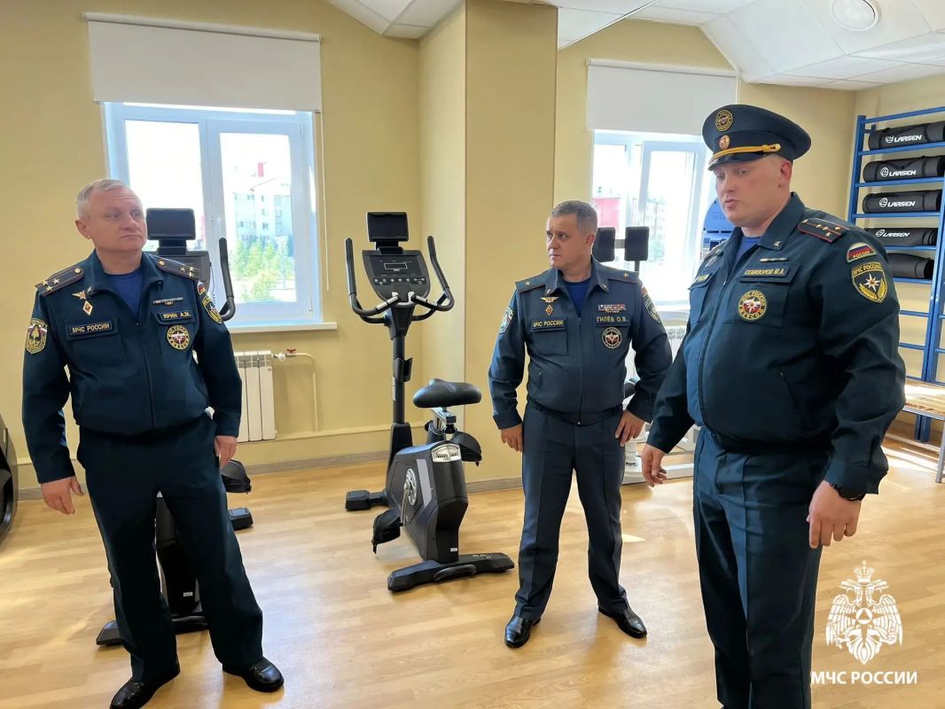 Проверка подразделений и награждение спасателей в Новом Уренгое» Проверка подразделений и награждение спасателей в Новом Уренгое»