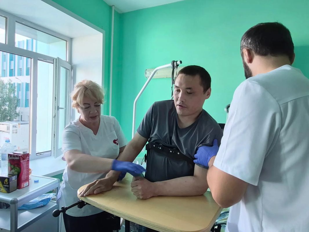 Новоуренгойские врачи помогают встать на ноги молодому пациенту после тяжёлой травмы