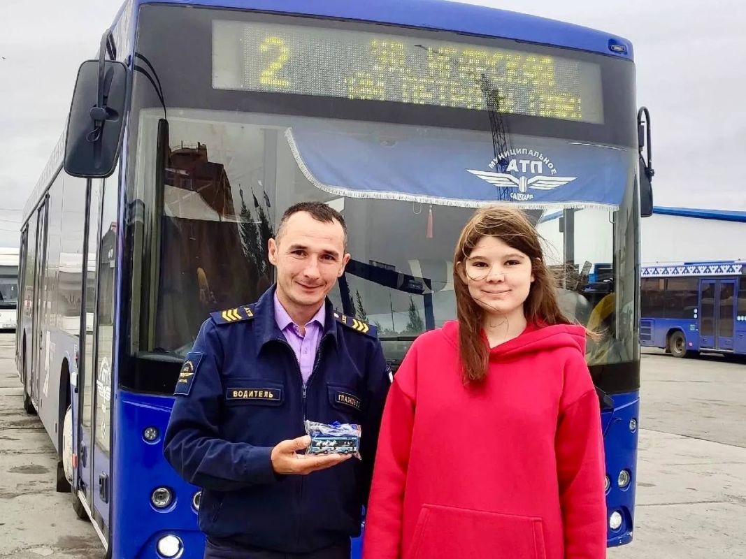 Трогательный презент: школьница из Салехарда изготовила точные копии автобусов для водителей АТП Трогательный презент: школьница из Салехарда изготовила точные копии автобусов для водителей АТП