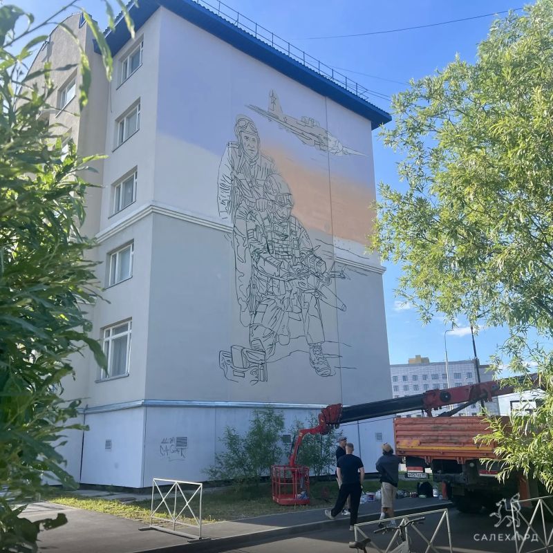 Дом по улице Мира, 9 украсит ещё один мурал Дом по улице Мира, 9 украсит ещё один мурал