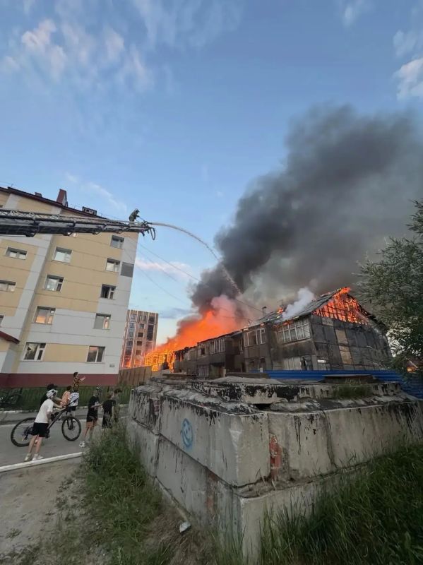 В Ноябрьске горит расселённый дом на Советской В Ноябрьске горит расселённый дом на Советской