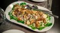 Салат с курицей, шпинатом и карамелизированной грушей
