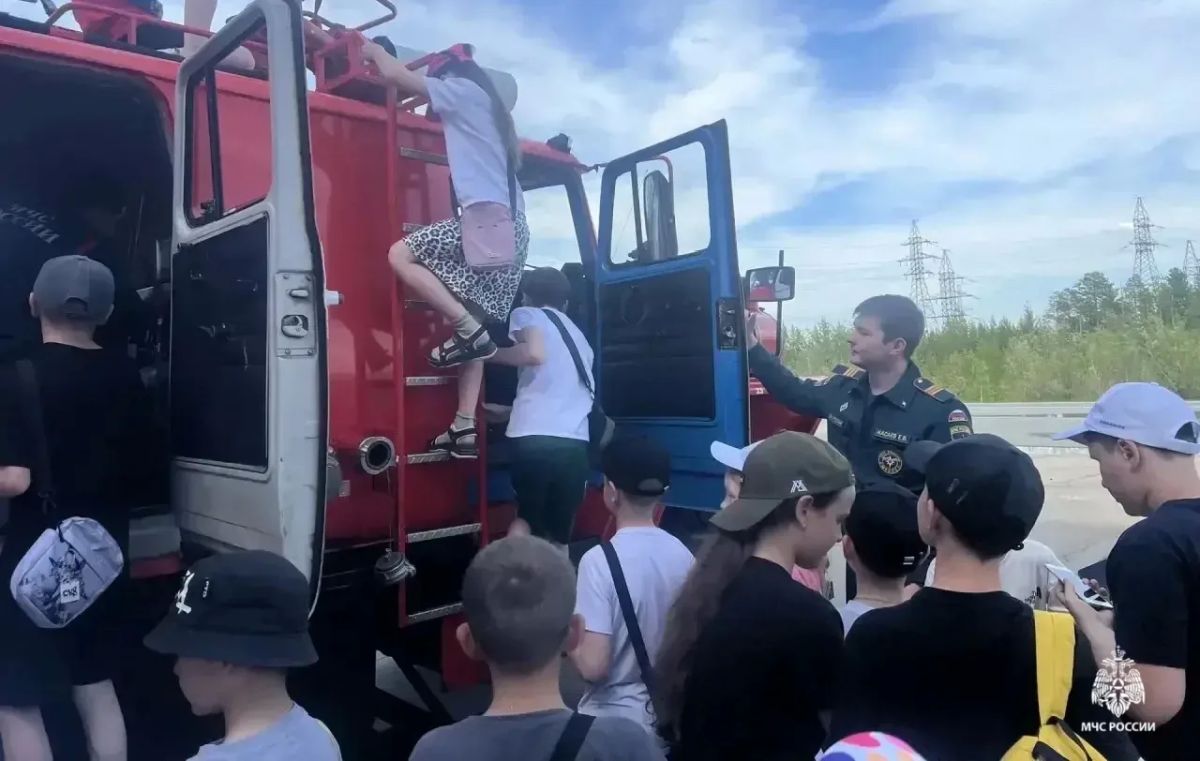 Профилактика с интересом: в Губкинском дети из летних лагерей познакомились с работой пожарных Профилактика с интересом: в Губкинском дети из летних лагерей познакомились с работой пожарных