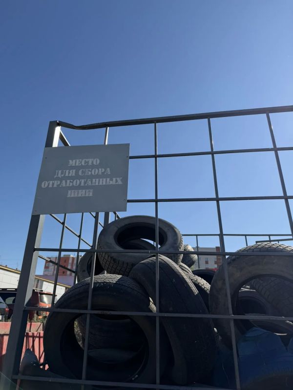 В городе продолжается очистка территорий от старых автомобильных шин В городе продолжается очистка территорий от старых автомобильных шин