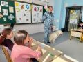 Кинологи с собакой пришли в пришкольный лагерь школы № 4 Салехарда