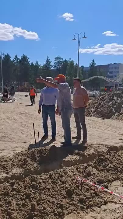 Прямо сейчас глава города Алексей Романов находится на строительной площадке в Ноябрьск-парке