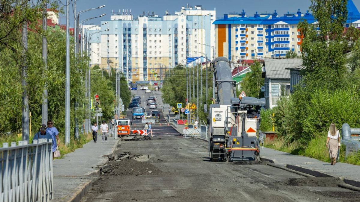 Фоторепортаж с дорог Салехарда летом–2026: ожидание того стоит Фоторепортаж с дорог Салехарда летом–2026: ожидание того стоит