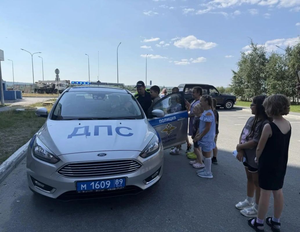 Надымские автоинспекторы провели для детей увлекательное знакомство с профессией дорожного полицейского Надымские автоинспекторы провели для детей увлекательное знакомство с профессией дорожного полицейского
