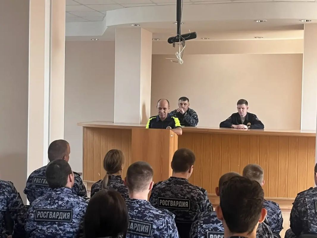В Салехарде автоинспекторы провели профилактическую встречу с росгвардейцами