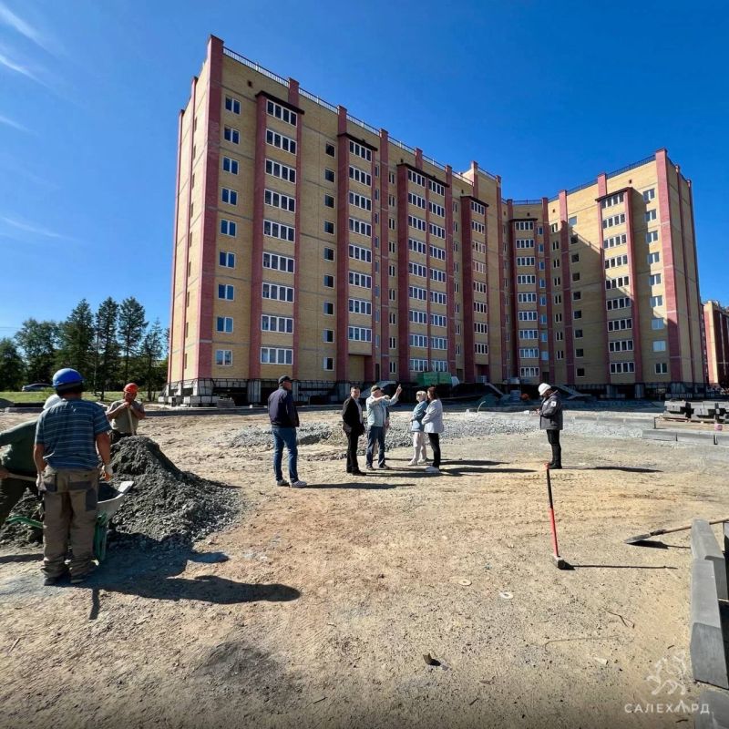 В Салехарде заканчивают благоустройство территории у дома на ул. Республики, 83 В Салехарде заканчивают благоустройство территории у дома на ул. Республики, 83