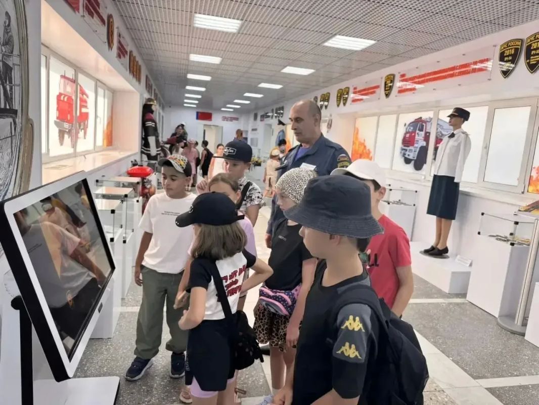 В летних пришкольных лагерях прошли насыщенные мероприятия: ребята побывали в музее пожарноспасательной части № 30, где познакомились с историей пожарной службы и примерили боевую форму, посетили Детскую экологическую... В летних пришкольных лагерях прошли насыщенные мероприятия: ребята побывали в музее пожарноспасательной части № 30, где познакомились с историей пожарной службы и примерили боевую форму, посетили Детскую экологическую...
